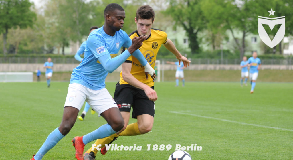 Mcmoordy Hüther im Zweikampf gegen einen Spieler vom VfB Auerbach.