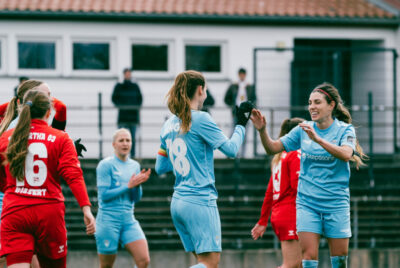 Viktoria-Spielerinnen Sänger, Barsalona und Lux feiern das 7:0 gegen Hertha 03 Zehlendorf. Foto: Kai Heuse (@heuserkampf)