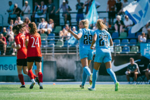 Nina Ehegötz hebt den Daumen. Foto: Kai Heuser (@heuserkampf)