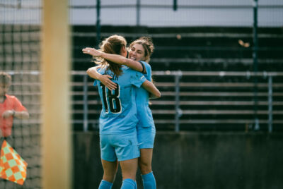 Marlies Sänger und Danya Barsalona feiern sich umarmend das 1:0 gegen Jena II. Foto: Kai Heuser (@heuserkampf)