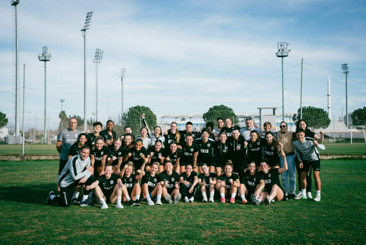 Zu sehen sind die Frauen des FC Viktoria Berlins inklusive Trainerstab auf einem Fußballplatz während des Trainingslagers in Antalya, Türkei. Foto: Kai Heuser (@heuserkampf)