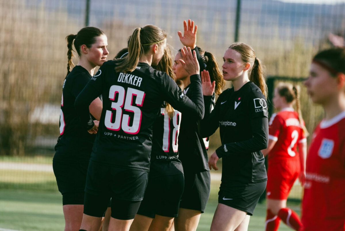Die Spielerinnen des FC Viktoria Berlins in schwarzen Trikots bejubeln ein Tor gegen den Bischofswerdaer FV.