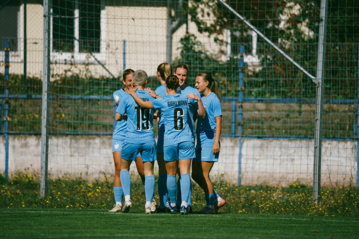 Die Spielerinnen des FC Viktoria Berlin jubeln über ein Tor gegen den 1. FC Magdeburg.