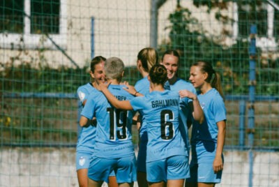 Die Spielerinnen des FC Viktoria Berlin jubeln über ein Tor gegen den 1. FC Magdeburg.