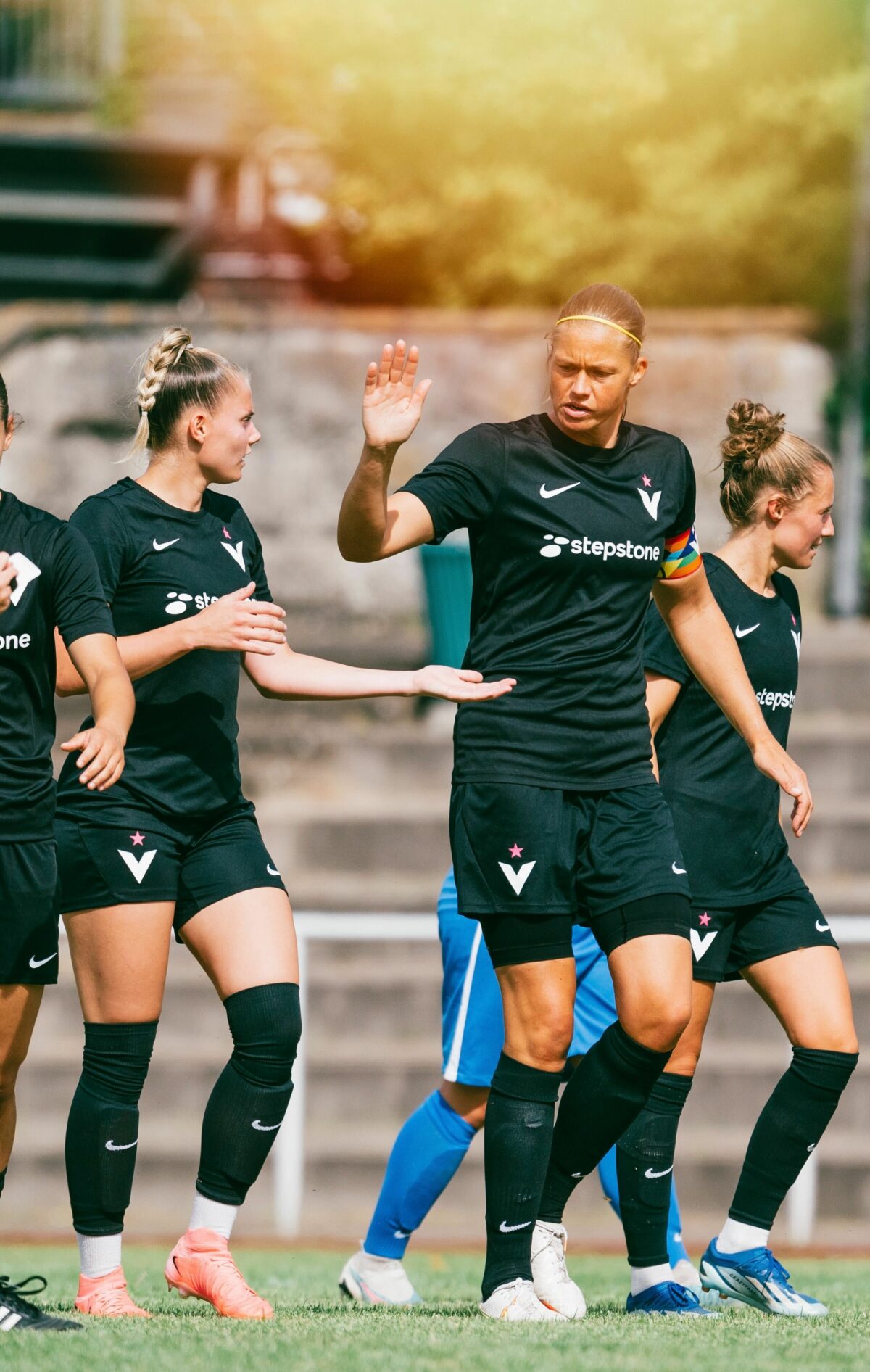 FCV-Kapitänin Anouk Dekker schlägt mit Anna-Sophie Berk ein. Hinter ihr läuft Henrike Sahlmann. Alle tragen das schwarze Auswärtstrikot.