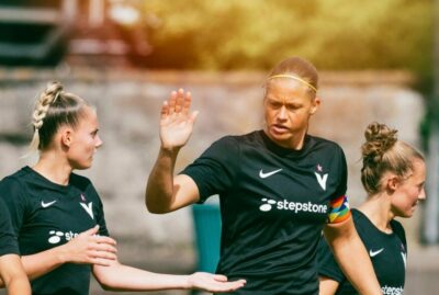 FCV-Kapitänin Anouk Dekker schlägt mit Anna-Sophie Berk ein. Hinter ihr läuft Henrike Sahlmann. Alle tragen das schwarze Auswärtstrikot.